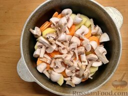 Овощное рагу по-молдавски: Промойте грибы под холодной проточной водой, снимите верхнюю пленку с шапочки грибочков. Нарежьте грибы удобным для вас способом.