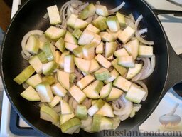 Овощное рагу по-молдавски: Вымойта кабачок. Нарежьте кубиком. Добавьте к луку и обжарьте до легкого зарумянивания кабачков.