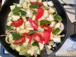 Овощное рагу по-молдавски: После добавьте в сковородку листья мяты и нарезанный дольками помидор. Обжарьте еще минуты 2.