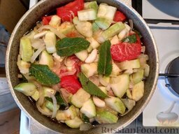 Овощное рагу по-молдавски: Пересыпьте содержимое сковородки в казан с картофелем. Добавьте укроп. Залейте водой до верха. Посолите воду.