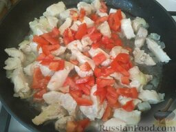 Куриное филе с томатом и медом: Очистите от шелухи лук. Нарежьте его кубиком. Добавьте к курице через 10 минут. Перемешайте все ингредиенты, добавьте мелко нарезанные помидоры.