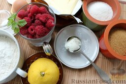 Малиновый крамбл с ванильным мороженым: Необходимые продукты для малинового крамбла заготовим заранее. Масло желательно достать из холодильника, чтобы оно стало мягким.