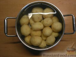 Молодой картофель с чесноком: Как приготовить молодой картофель с чесноком:    Вымыть молодой картофель. Снять кожуру (с помощью ножика).