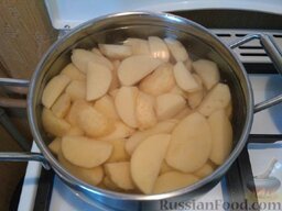 Молодой картофель с чесноком: Разрезать картофель на 4 части. Залить водой, выше картофеля на 2 пальца.