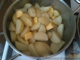 Молодой картофель с чесноком: Снять картофель с огня, слить воду, добавить сливочное масло. Перемешать картофель.