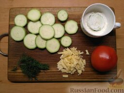 Закуска из жареных кабачков с овощами: Мелко нарезать сыр или просто натереть на терку. Порубить укроп. И мелко нарезать помидор.