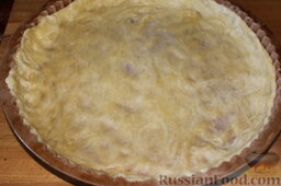 Пирог со свежими баклажанами: Тесто тонко раскатать (4 мм), половину выложить в форму.
