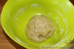 Пирог со свежими баклажанами: Тесто мешать ложкой, а потом – рукой, пока не скатается в неплотный шар.