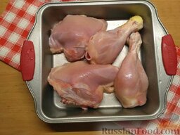 Курица, запеченная с орехами: Как приготовить запеченную курицу с орехами:    Вымыть и снять шкурку с окорочков. Разрезать на порционные куски. Обсушить.