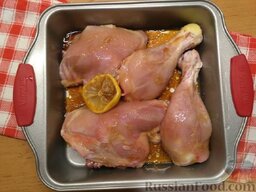 Курица, запеченная с орехами: Залить маринадом курицу. Отправить в холодильник на 30 минут.
