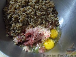 Украинские гречаники: Смешайте мясной фарш, остывшую гречку, яйца, соль, перчик и 1  мелко рубленую луковицу.