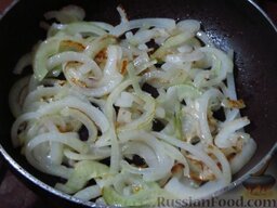 Украинские гречаники: Оставшуюся луковицу порежьте кольцами, обжарьте на растительном масле до золотистости.  В миске разведите томатную пасту и сметану в 1 стакане холодной воды.