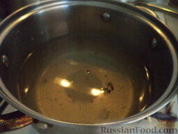 Малосольные огурцы (бабушкин рецепт): Сделать рассол. Вскипятить 1 л воды, добавить перец и соль. Перемешать до растворения соли.