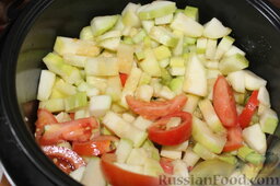 Закуска "Кабачки по-уральски": Разогреть растительное масло, высыпать в чашу мультиварки овощи в следующем порядке: кабачки, помидоры.