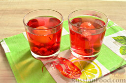 Напиток из красной алычи и вишни: Освежающий компот с алычой готов. Разливаем его по бокалам.