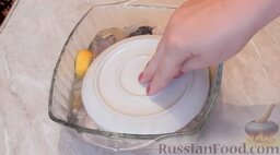 Маринованный толстолобик: Накрыть тарелкой и поставить под груз. Поставить в холодильник на сутки.