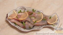 Маринованный толстолобик: Выложить рыбу на тарелку, украсить зеленью и дольками лимона.    Приятного аппетита!