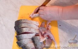 Маринованный толстолобик: Рыбу нарезать порционными кусочками, толщиной приблизительно 1,5 см, и каждый кусочек разрезать пополам.