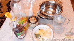Маринованный толстолобик: Подготовить ингредиенты для маринада. Лук почистить, помыть и нарезать полукольцами.