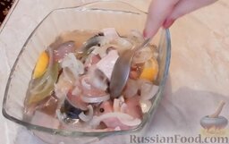 Маринованный толстолобик: Залить рыбу подготовленным маринадом.