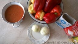 Лечо на зиму: Подготовить ингредиенты для лечо на зиму. Почистить и помыть лук, из помидоров приготовить томатный сок.  Банки и крышки простерилизовать любым удобным способом.