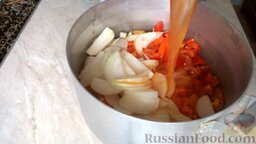 Лечо на зиму: В большую кастрюлю поместить перец и лук. Залить томатным соком.