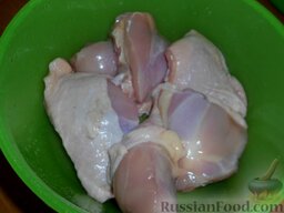 Куриный шашлык в маринаде из крыжовника: Куриные окорочка помыть и разрезать на несколько порционных кусочков. Затем обсушить и поместить в глубокую миску.