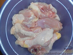 Куриный шашлык в маринаде из красной смородины: Куриное мясо вымыть, разрезать на несколько частей. Обсушить и поместить в глубокую миску.