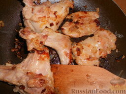 Кролик, тушенный со смородиной: Добавить в сковородку мясо кролика и обжарить на среднем огне в течение 10 минут.