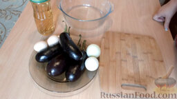 Жареные баклажаны "Как грибы": Подготовить ингредиенты для жареных баклажанов.