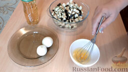 Жареные баклажаны "Как грибы": Выложить баклажаны в миску. Яйца взбить до однородной массы.