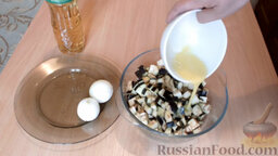 Жареные баклажаны "Как грибы": Яйца добавить к баклажанам. Хорошо перемешать. Накрыть крышкой и оставить на час. В течение этого часа баклажаны  несколько раз перемешивать.