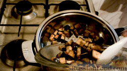 Жареные баклажаны "Как грибы": На сковороде с разогретым растительным маслом обжарить баклажаны, помешивая.