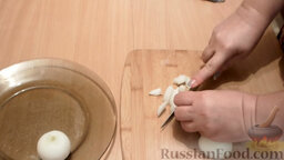 Жареные баклажаны "Как грибы": Нарезать лук мелкими кубиками.