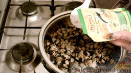 Жареные баклажаны "Как грибы": Когда баклажаны хорошо поджарятся, добавить приправу. Перемешать. Готовить баклажаны с луком еще 5 минут.