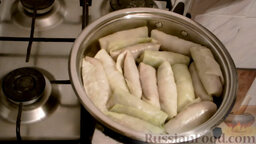 Классические голубцы: Разогреваем сковородку с растительным маслом. Выкладываем голубцы на сковороду.
