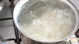Картофель фри: Кинуть картофель в кипящую воду на 2 минуты. Выложить картофель на сито.