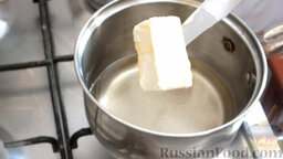Картофель фри: В небольшую кастрюлю налить стакан растительного масла. Туда же добавить 80 грамм маргарина.