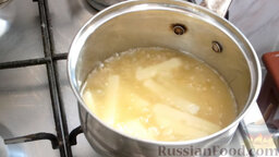 Картофель фри: В кипящее масло выложить обсушенный картофель. Жарить картофель порциями.