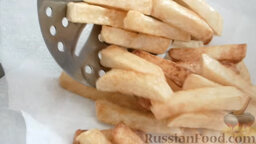 Картофель фри: Картофель поджарился до золотистого цвета. Выложить готовый картофель фри на салфетку, чтобы лишний жир впитался.