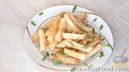 Картофель фри: Домашний картофель фри готов! Украсить картофель зеленым луком.