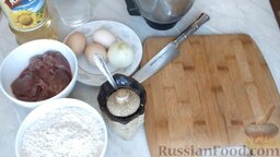 Блинчики печёночные: Подготовить ингредиенты для печеночных блинчиков.   Лук заранее почистить и помыть.
