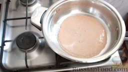 Блинчики печёночные: Разогреть сковороду. Влить на сковороду 1 неполный половник жидкого теста и равномерно распределить тесто по дну сковороды. Обжарить блинчик с одной стороны.