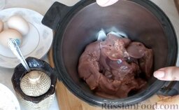 Блинчики печёночные: В чашу кухонного комбайна поместить лук и куриную печень. Измельчить.