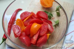 Салат из помидоров со свежими сливами: Томаты красные и желтые нарезаем дольками. Укладываем в салатник.