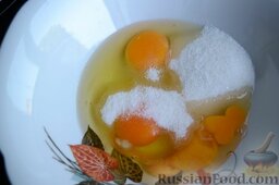 Абрикосовый клафути: Соедините в глубокой миске яйца, сахар, соль, ванильный сахар, перемешайте венчиком до однородности. Проще и быстрее это сделать в чаше комбайна.