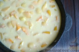 Абрикосовый клафути: Вылейте тесто в форму с абрикосами и выпекайте в разогретой до 180 градусов духовке 40-45 минут.