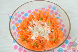 Салат из моркови и крыжовника: Заправку для салата (мед и сметану) размешать, залить морковную заготовку. Дать пропитаться 3-5 минут.
