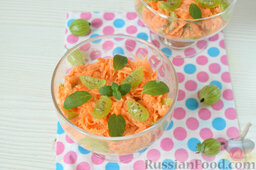 Салат из моркови и крыжовника: Выложить салат c морковью и крыжовником на тарелку, украсить мятой.