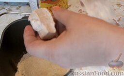 Сосиски в дрожжевом тесте: Измельчить дрожжи и добавить к остальным ингредиентам.